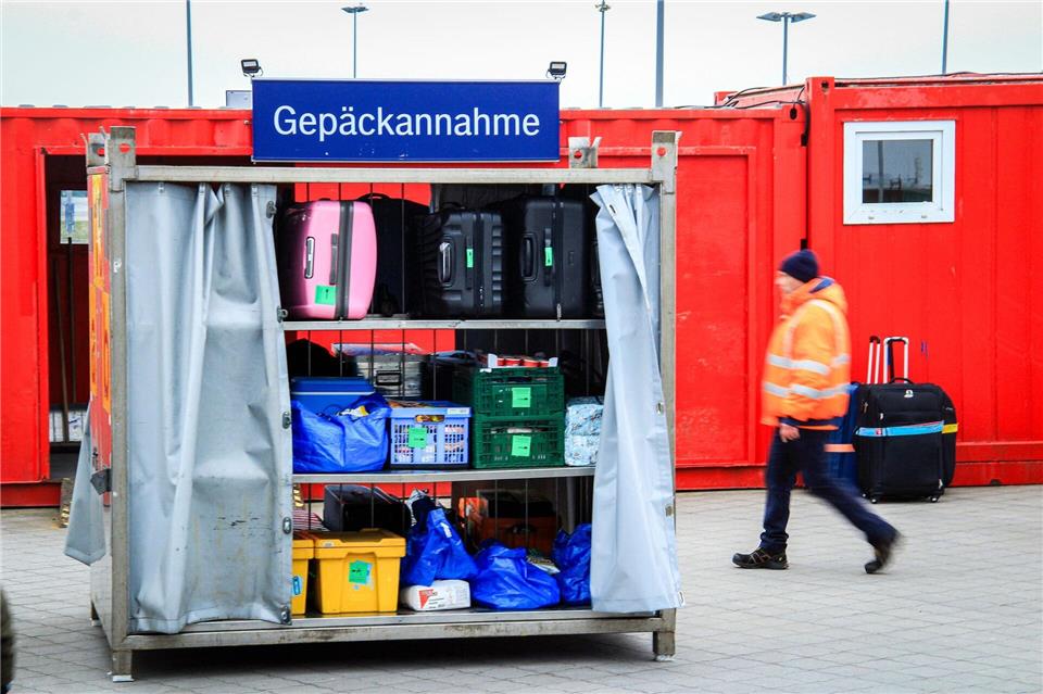 Damit in den Passagierwaggons genug Platz bleibt, werden Reisekoffer und andere Fracht in Containern befördert.Bernd F. Meier/dpa-tmn