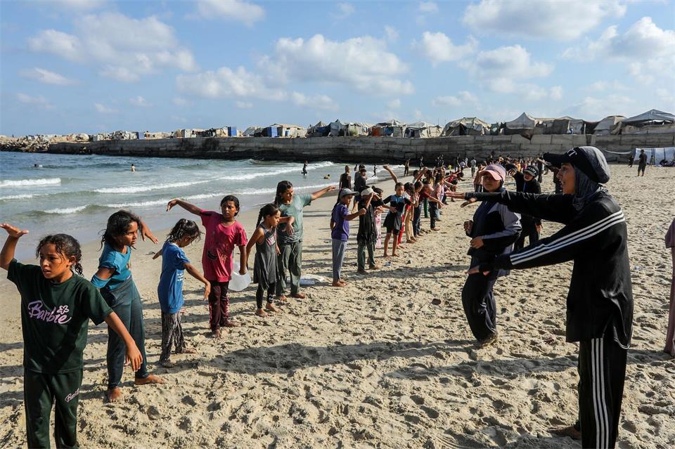 Damit sich Kinder in Gaza von ihrem schweren Alltag ablenken können, bringen Trainer ihnen kostenlos das Schwimmen bei. Abed Rahim Khatib/dpa