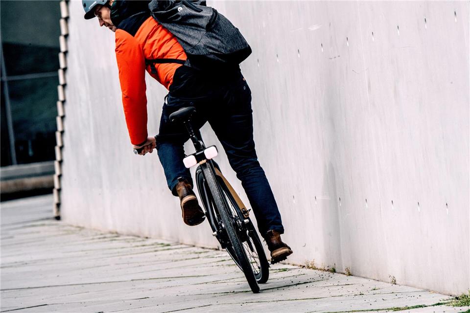 Damit sich der Bremsweg nicht unnötig verlängert, nutzen Pedelec-Fahrer besser Vorder- und Hinterradbremse gleichzeitig.picture alliance/dpa/dpa-tmn