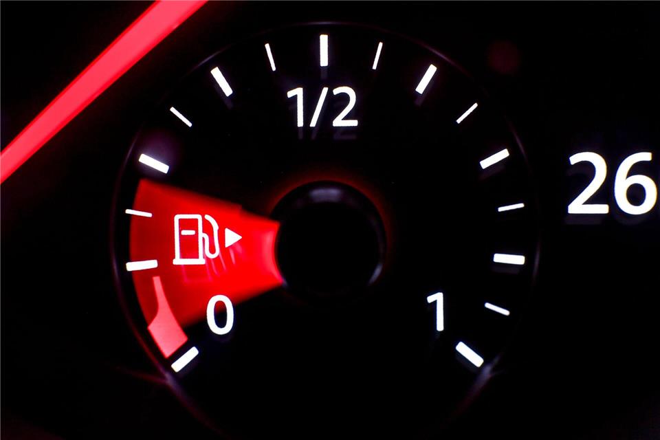 Damit sich der Tank im Stau nicht leert: Läuft der Wagen länger als 20 Sekunden im Stand – Motor abschalten oder die Start-Stopp-Automatik machen lassen.picture alliance/dpa