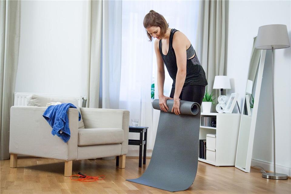 Damit sie lange hält: Yogamatte locker aufrollen und dann an einen trockenen Ort ohne direktes Sonnenlicht stellen.Christin Klose/dpa-tmn