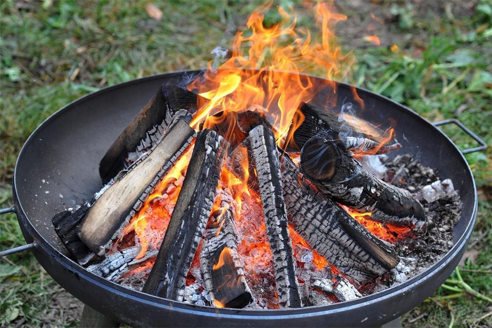 Damit’s gemütlich wird: In offenen Feuerschalen lieber Holz von Laubbäumen statt Nadelbäumen verwenden – das brennt ruhiger.Patrick Pleul/dpa/dpa-tmn