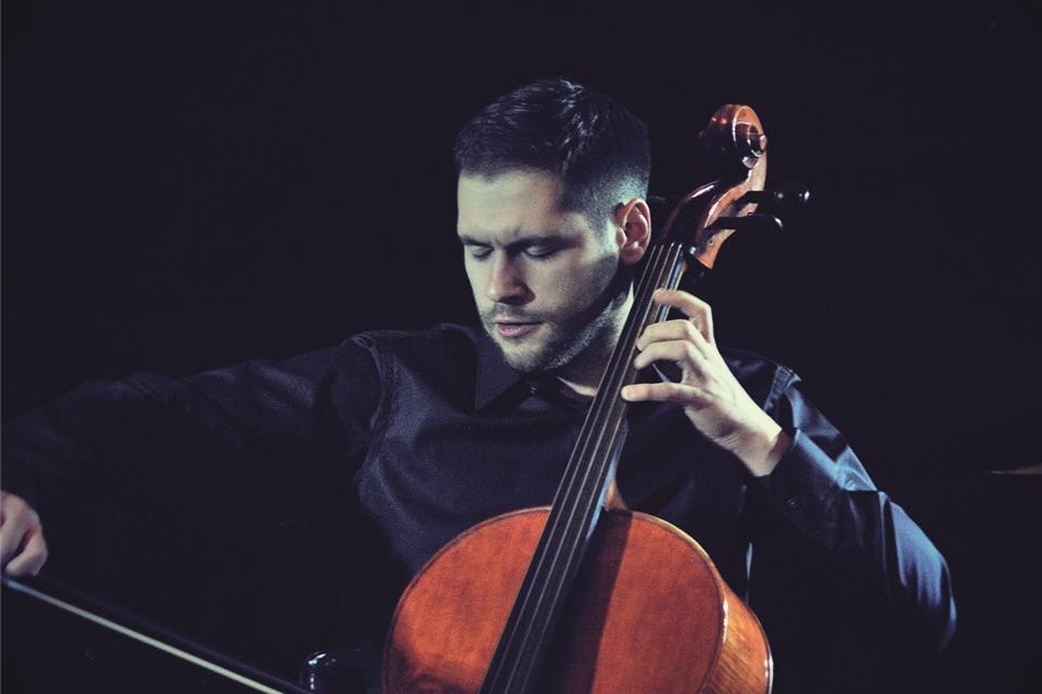 Damjan Saramandi kommt aus Serbien und spielt Cello.