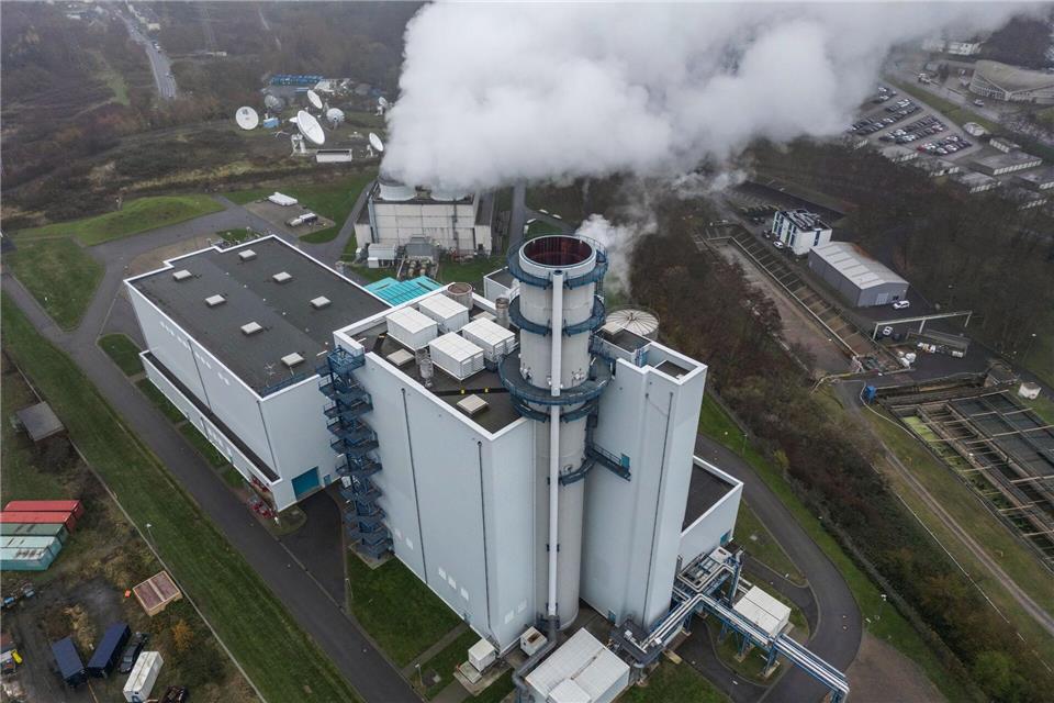 Dampf steigt aus der Kühlung eines Gaskraftwerkes in Hürth. (Archivbild) Oliver Berg/dpa
