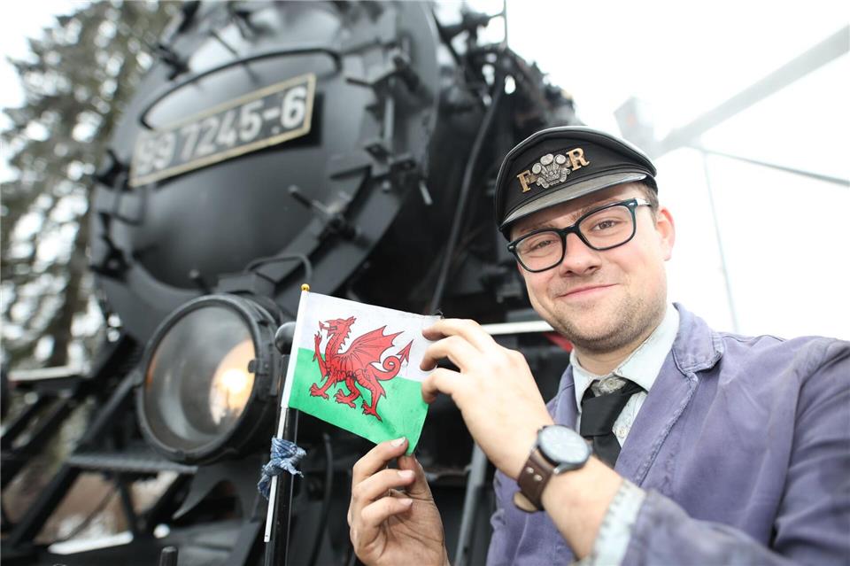 Dampflokheizer Caleb Lovegrove aus Wales ist erneut bei den Harzer Schmalspurbahnen im EinsatzMatthias Bein/dpa