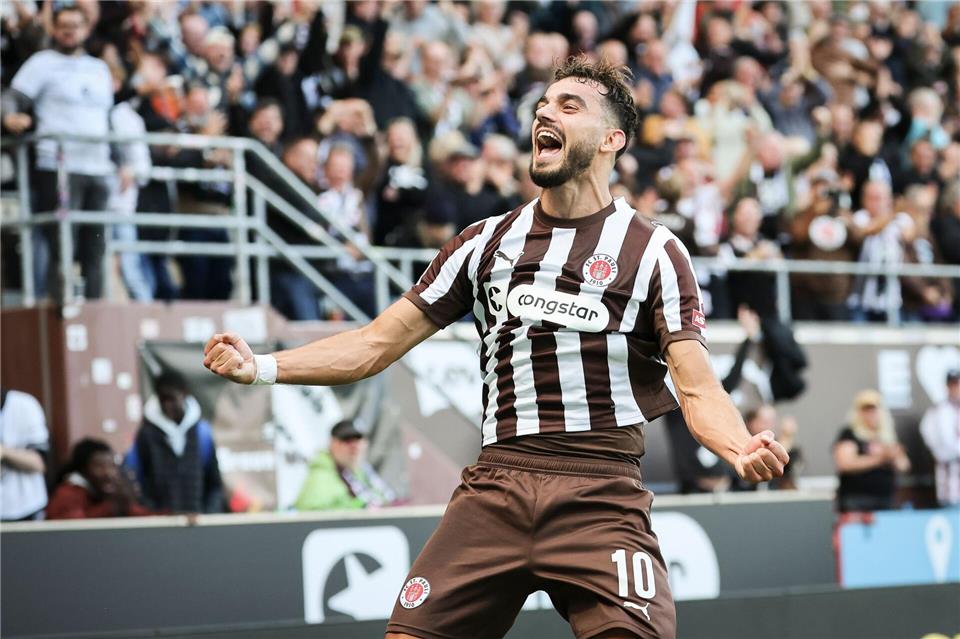 Danel Sinani (FC St. Pauli) jubelt nach seinem Treffer zum 2:1 gegen den FC Augsburg.Christian Charisius/dpa