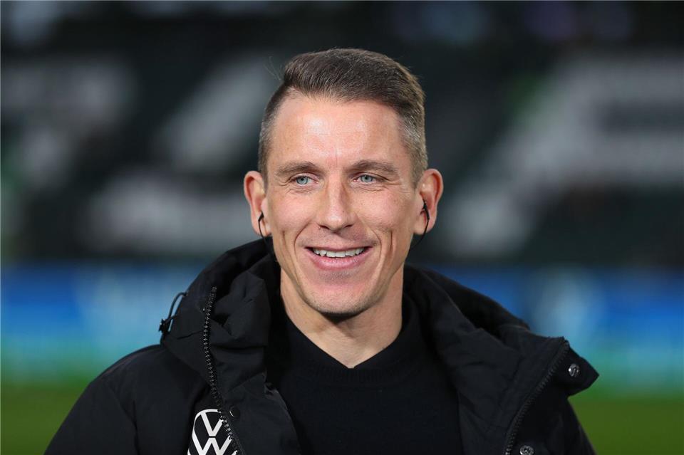 Daniel Bauer freut sich über seine Beförderung beim VfL Wolfsburg.Darius Simka/dpa