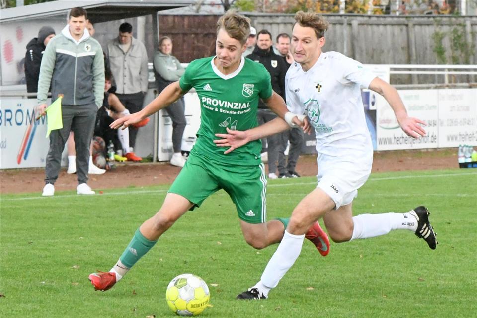 Daniel Bleker (links) und der TSV Raesfeld wollen morgen Nachmittag mit einem Sieg in Stadtlohn die Tabellenführung in der Bezirksliga erobern.