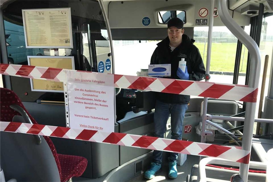 Daniel Brömmel zeigt im abgesperrten Bereich des Busses Desinfektionsmittel, die den Fahrern zur Verfügung stehen.