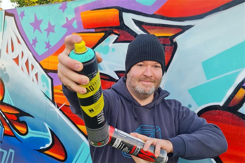 Daniel Dinsing vor seinem neuesten Projekt im eigenen Freiluft-Atelier.