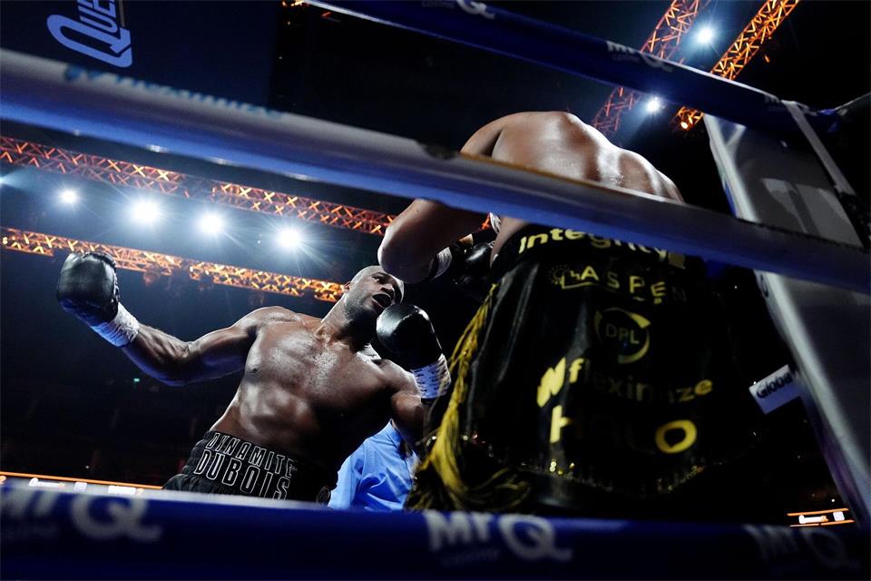 Daniel Dubois (l) kämpft in London um den WBO-WM-Titel gegen Fabio Wardley.Nick Potts/PA Wire/dpa