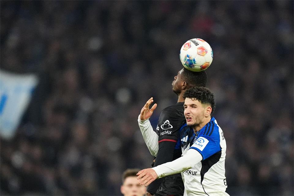 Daniel Elfadli (r) wechselt per Leihe zum Linzer ASK. (Archivbild)Marcus Brandt/dpa
