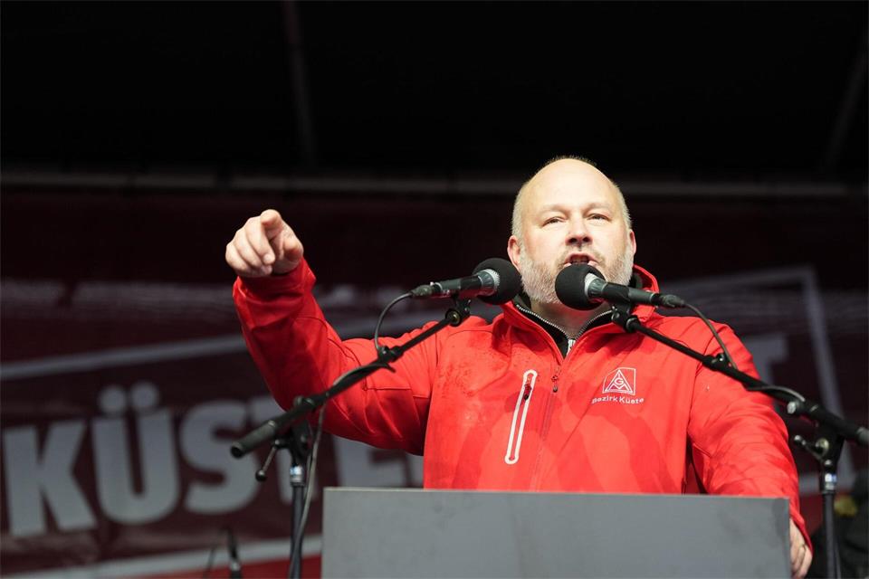 Daniel Friedrich ist seit 2019 Bezirksleiter der Industriegewerkschaft Metall im Norden. (Archivbild) Marcus Brandt/dpa