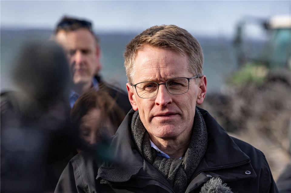 Daniel Günther beobachtete die Baggerarbeiten vor Timmendorfer Strand.Ulrich Perrey/dpa