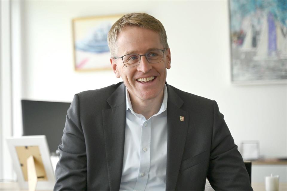 Daniel Günther hat nun ein Kurbelradio für den Krisenfall (Archivbild). Katrin Luxenburger/dpa
