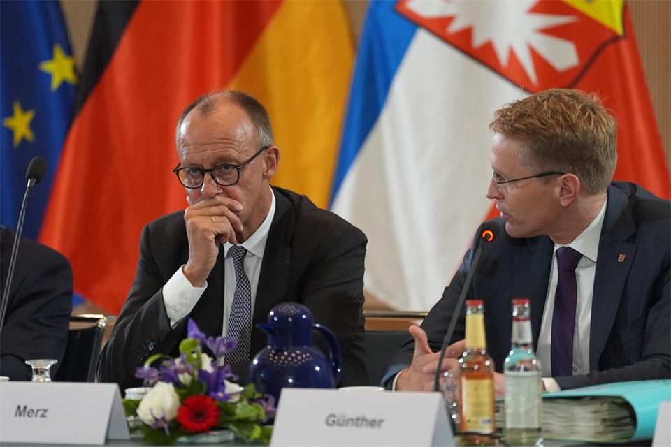 Daniel Günther (r) sprach bei „Inas Nacht“ auch über Friedrich Merz.Marcus Brandt/dpa