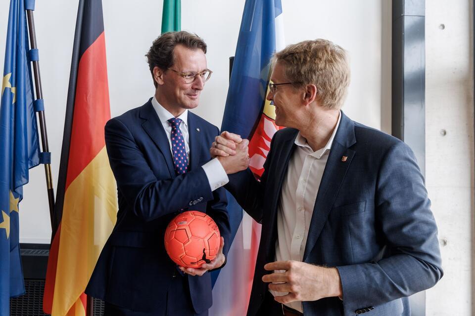Schwarz-Grüne Kabinette zwischen Sicherheit und Kanzlerfrage  Daniel Günther und Hendrik Wüst haben früher Handball gespielt.Markus Scholz/dpa