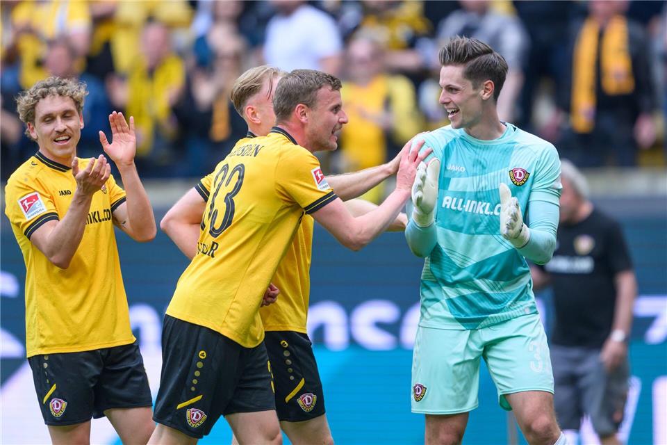 Daniel Mesenhöler (r) spielt weiter für Dynamo Dresden. (Archivbild)Robert Michael/dpa