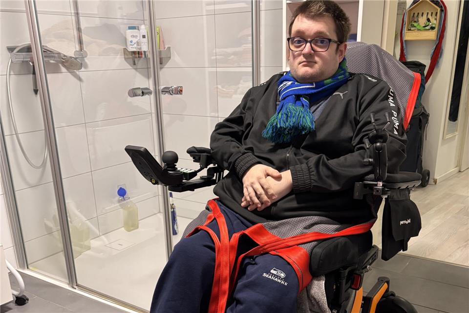Daniel Niederhöfer (33) kann in seiner jetzigen Wohnung, in der ihn seine Mutter pflegt, weder Dusche noch Toilette nutzen.