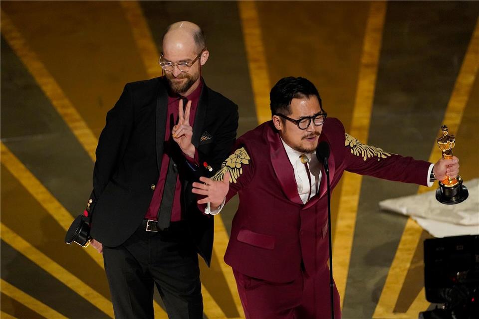 Daniel Schreinert (l) und Daniel Kwan wurden mehrfach für ihren Film „Everything Everywhere All at Once“ bei den Oscars ausgezeichnet. (Archivbild)Chris Pizzello/Invision/AP