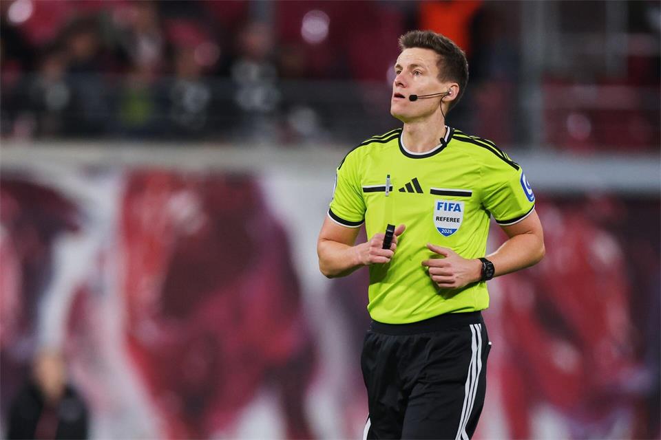 Daniel Siebert musste die Spielleitung in Hoffenheim verletzt abbrechen. (Archivbild)Jan Woitas/dpa
