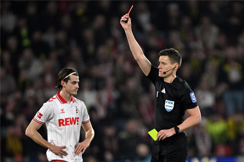 Daniel Siebert übersah ein Handspiel von Dortmunds Yan Couto im eigenen Strafraum.Federico Gambarini/dpa