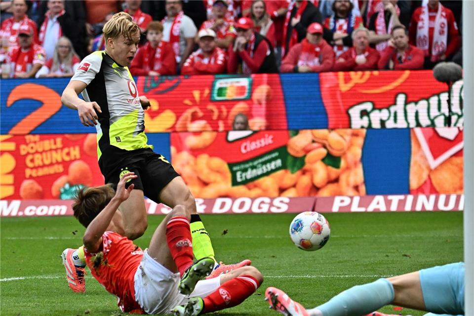 Daniel Svensson (l) erzielte das 1:0 für Borussia Dortmund gegen den FSV Mainz 05.Torsten Silz/dpa