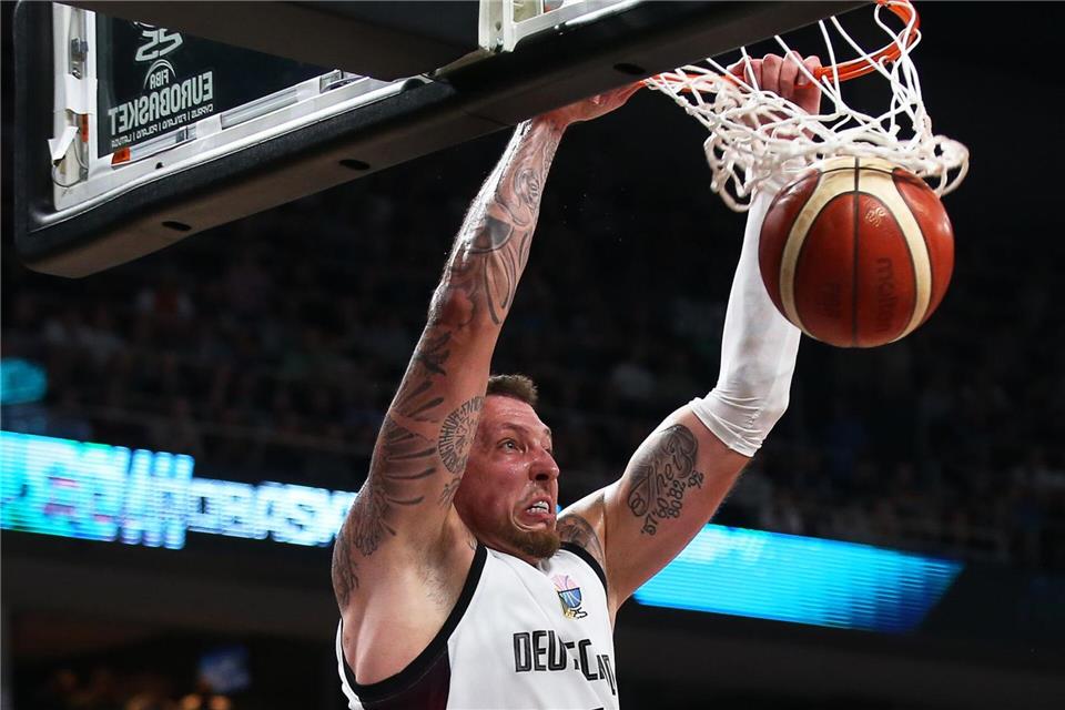 Daniel Theis und den deutschen Basketballern fehlen noch zwei Siege zum EM-Titel.Matthias Stickel/dpa