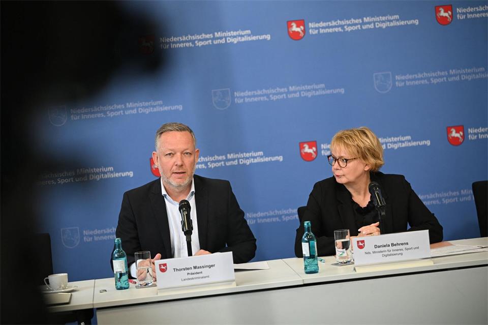 Daniela Behrens (SPD), Innenministerin Niedersachsen, sitzt neben Thorsten Massinger, Präsident des Landeskriminalamtes Niedersachsen.Julian Stratenschulte/dpa