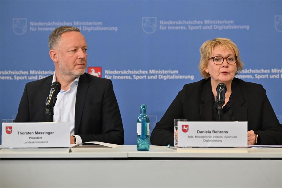 Daniela Behrens (SPD), Innenministerin Niedersachsen, sitzt neben Thorsten Massinger, Präsident des Landeskriminalamtes Niedersachsen.Julian Stratenschulte/dpa