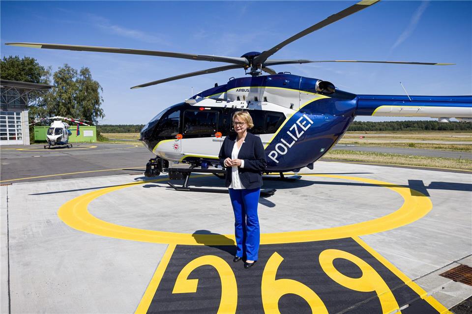 Daniela Behrens (SPD), Innenministerin von Niedersachsen, vor dem neuen Hubschrauber der Polizeihubschrauberstaffel.Moritz Frankenberg/dpa