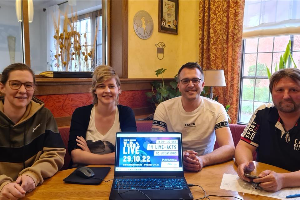Daniela Büld (l.), Tina Sanders, Carsten Wendler (2.v.r.) und Wolfgang Töller-Schroers haben die zweite Auflage des Musikabends „VeRa Live“ organisiert. Am 29. Oktober spielen 14 Bands an zwölf Orten in Velen und Ramsdorf.