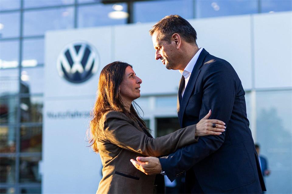 Daniela Cavallo, Gesamt- und Konzernbetriebsratsvorsitzende bei Volkswagen, und Niedersachsens Ministerpräsident Olaf Lies (SPD) verabschieden sich voneinander auf dem Werksgelände von Volkswagen Nutzfahrzeuge in Hannover.Michael Matthey/dpa