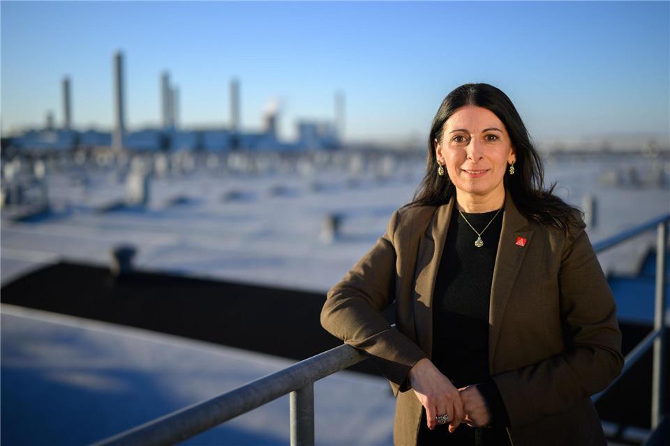 Daniela Cavallo, Vorsitzende des Gesamt- und Konzernbetriebsrats der Volkswagen AG, steht für Fotoaufnahmen im VW Stammwerk.Julian Stratenschulte/dpa