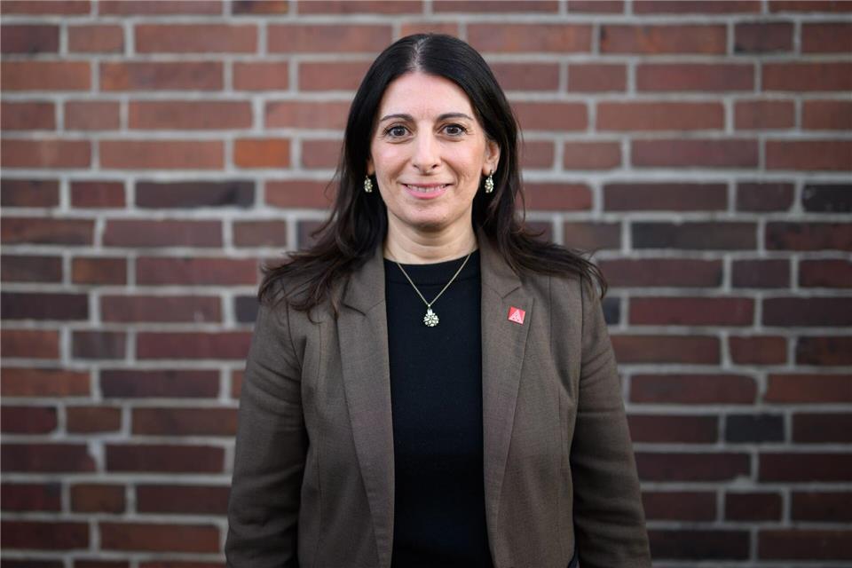 Daniela Cavallo, Vorsitzende des Gesamt- und Konzernbetriebsrats der Volkswagen AG, steht für Fotoaufnahmen im VW Stammwerk.Julian Stratenschulte/dpa