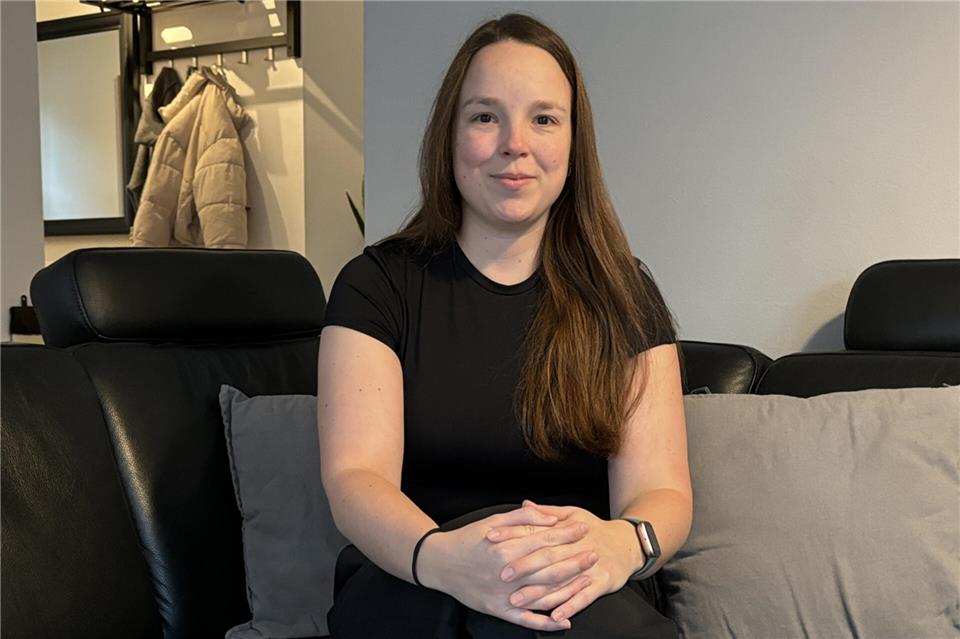 Daniela Dymke leidet an einem Lipödem. Sie ärgert sich darüber, dass die Krankenkassen die Kosten einer Operation nur unter speziellen Bedingungen übernehmen.