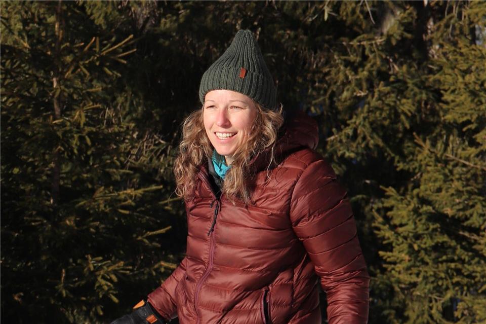 Daniela Hochmuth: Die Yogalehrerin lädt zu Übungen auf Schneeschuhen ein.Deike Uhtenwoldt/dpa-tmn