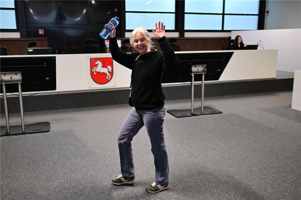 Daniela Klette winkt freudig, wenn Unterstützer im Publikum sitzen. (Archivbild)Sina Schuldt/dpa