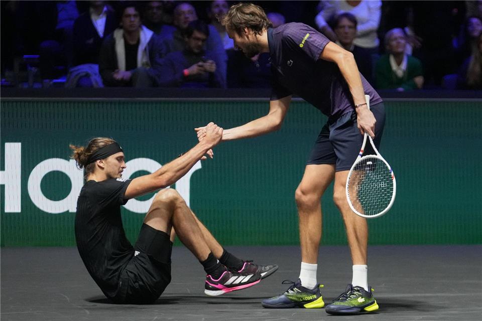 Zverev besiegt Angstgegner und fordert Sinner im Halbfinale Daniil Medwedew hilft Alexander Zverev (l) nach einem Sturz auf.Michel Euler/AP/dpa