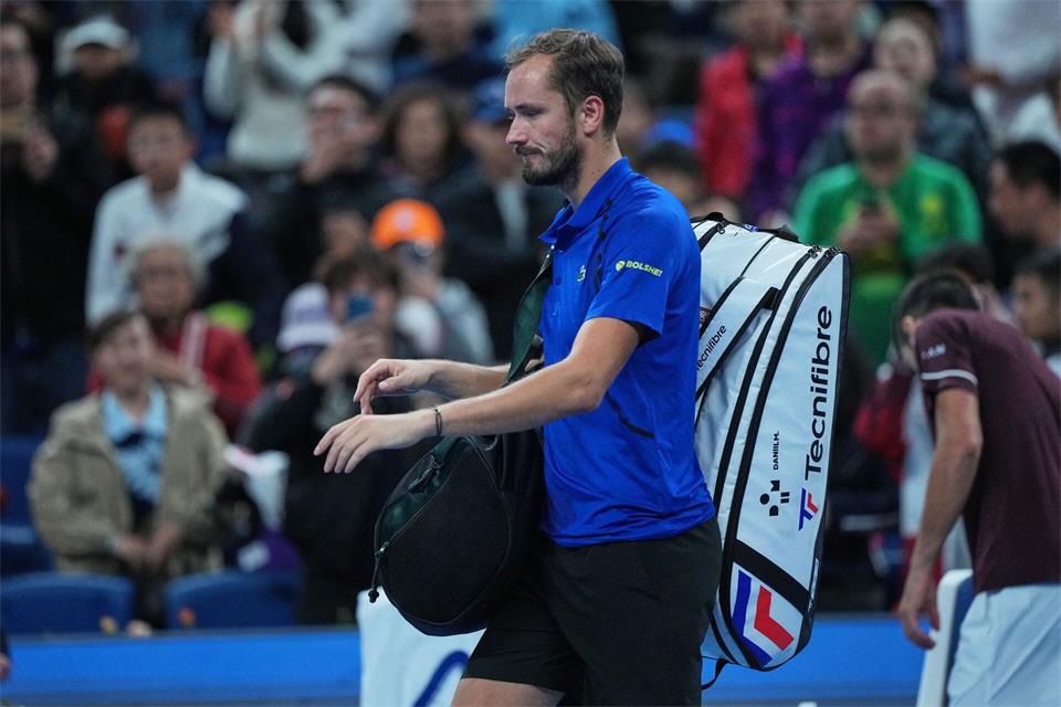 Daniil Medwedew verlässt den Platz, nachdem er disqualifiziert wurde.Achmad Ibrahim/AP/dpa