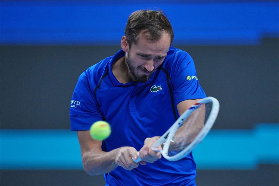 Daniil Medwedew wurde im Halbfinale gegen Novak Djokovic disqualifiziert.Achmad Ibrahim/AP/dpa