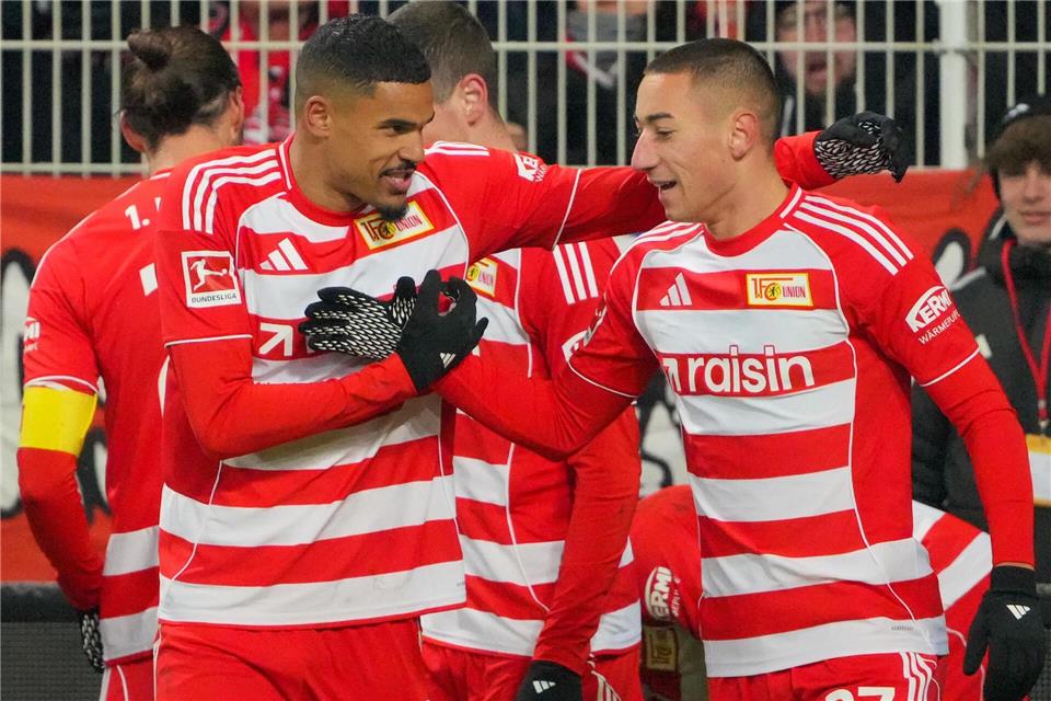 Danilho Doekhi (l) und Marin Ljubicic (1. FC Union Berlin) bejubeln den 2:2-Ausgleichstreffer.Soeren Stache/dpa