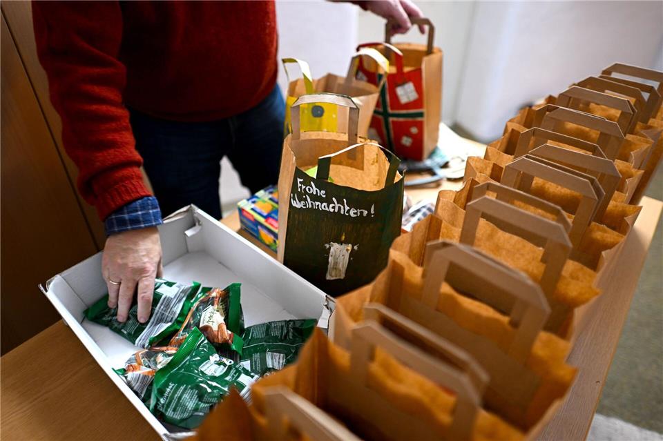 Dank Spenden bekommen viele Gefangene in Bremen zu Weihnachten eine Tüte mit Leckereien. (Archivbild)Sina Schuldt/dpa