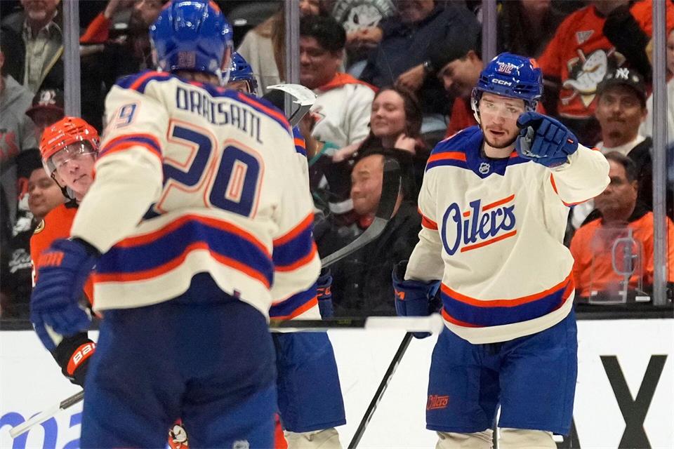 Dank an den Vorlagengeber: Draisaitl (links) kam im zweiten Drittel auf vier Assists.Mark J. Terrill/AP/dpa