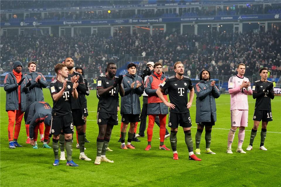 Dank an die Fans nach dem 2:2: Die Spieler des FC Bayern München. Marcus Brandt/dpa