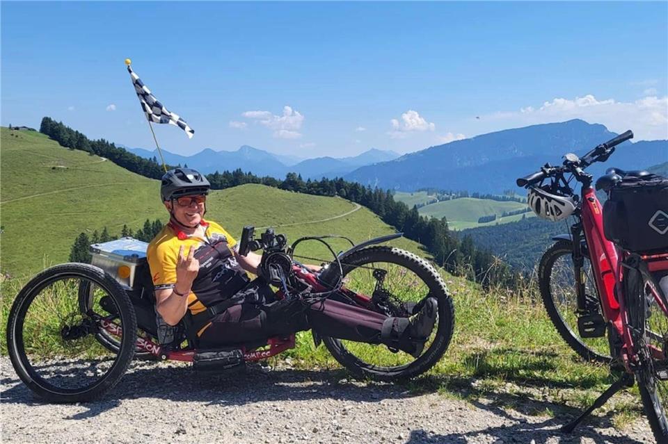 Dank der Fahne bleibt Meis auch im niedrigeren Dreirad sichtbar.