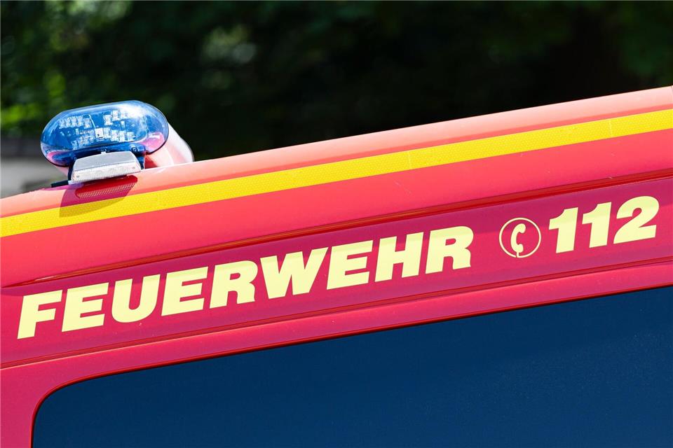 Dank der schnellen Hilfe von Feuerwehrleuten kamen bei einem Brand in einem Hühnerstall keine Tiere zu Schaden. (Symbolbild)Michael Matthey/dpa