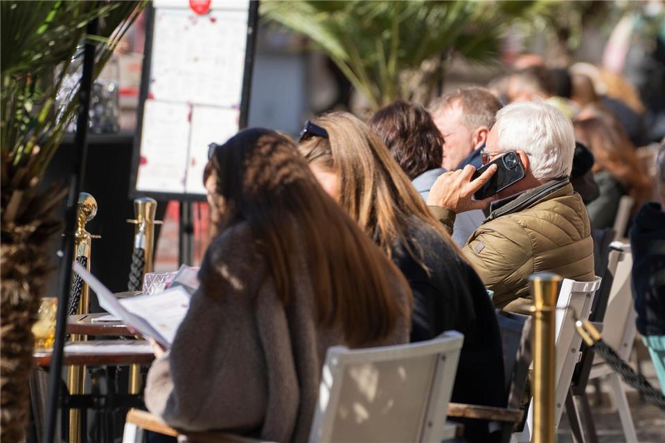 Dank des besseren Wetters setzen Gastronomie und Hotellerie auf ein gutes Ostergeschäft. Andreas Arnold/dpa