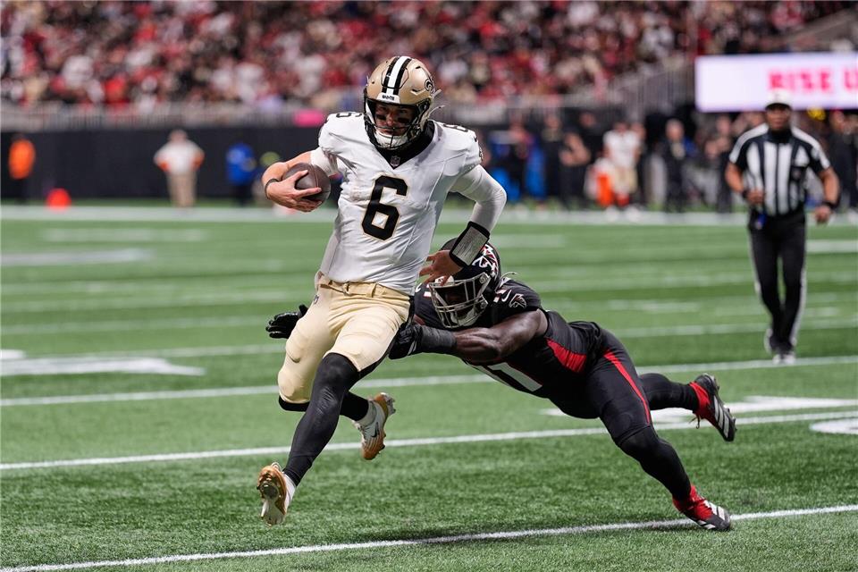 Dank eines Siegs der Atlanta Falcons (r) gegen die New Orleans Saints stehen die Carolina Panthers in den Playoffs.Mike Stewart/AP/dpa