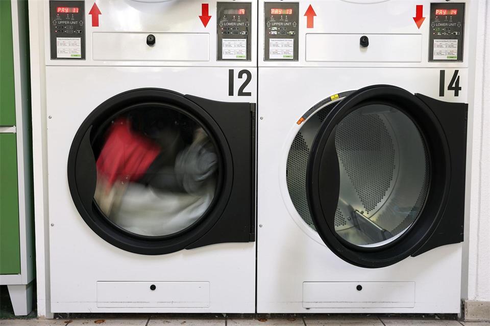 Dank großer Maschinen können Nutzer in Waschsalons auch größere Wäscheberge in kurzer Zeit bewältigen. Jan Woitas/dpa
